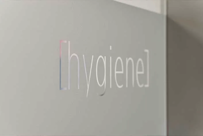 Glastür mit der Aufschrift hygiene