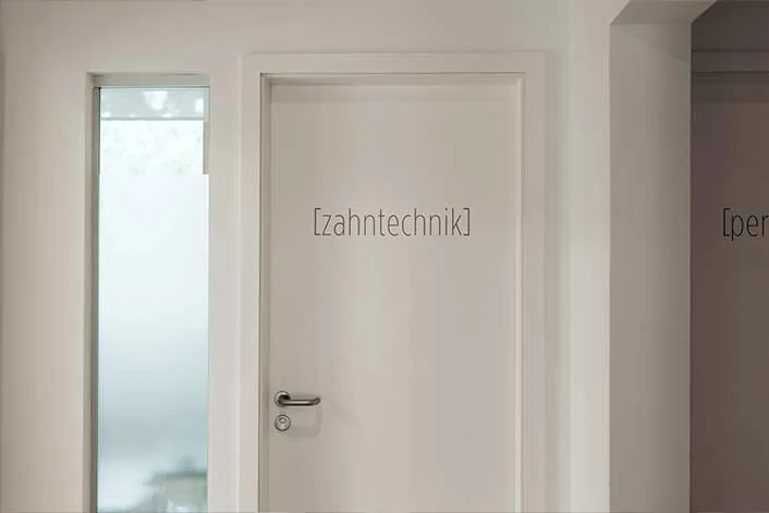 Tür mit der Aufschrift zahntechnik